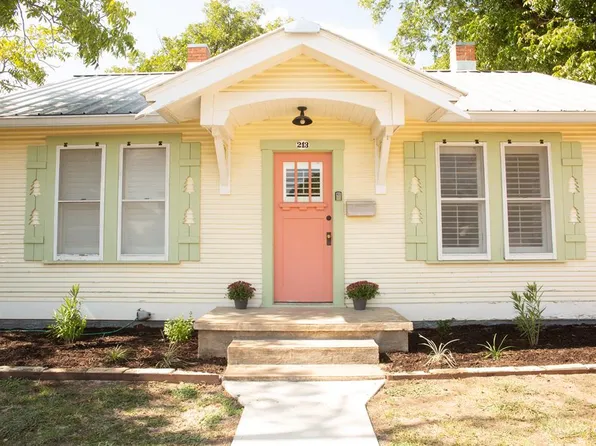 213 Mistletoe St, Fredericksburg, TX 78624