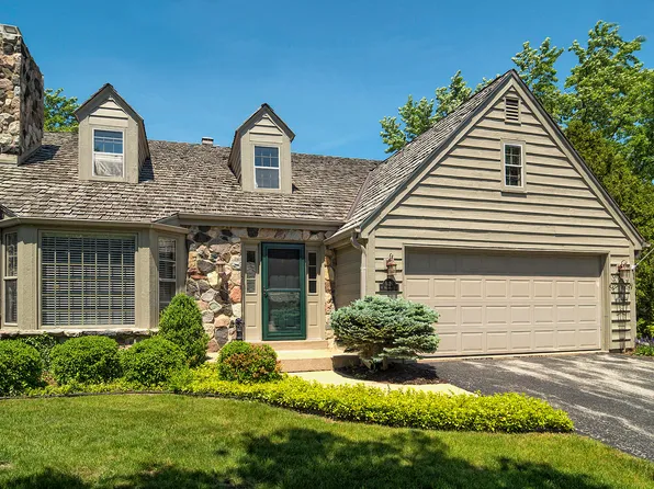 1426 W Westport Cir, Mequon, WI 53092