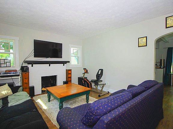 2nd image of 115 Lincoln Dr