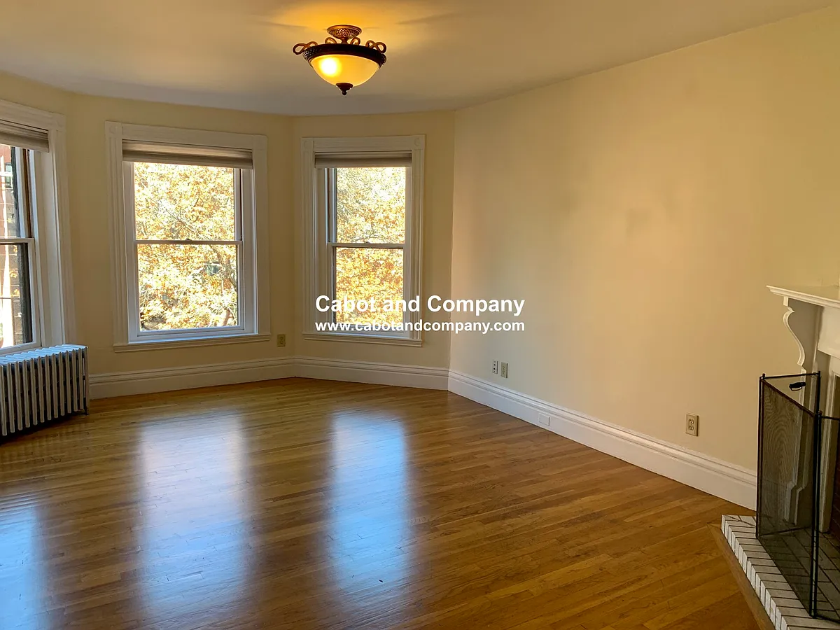 Building Photo - 295 Newbury St #9