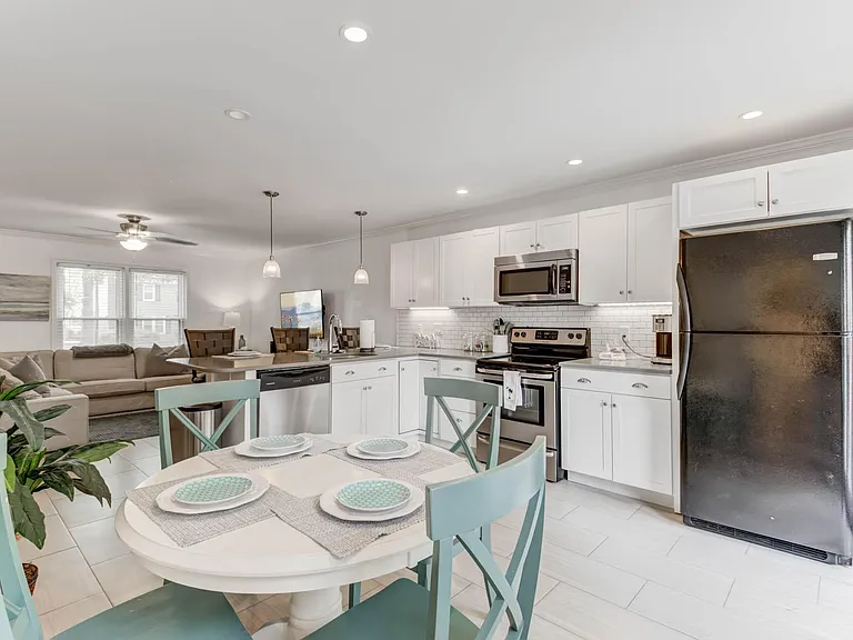 734 Harbor Ln — Photo 5