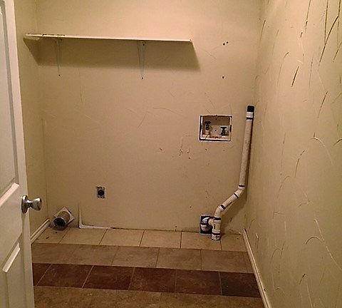 4th image of 905 NE 1st Pl