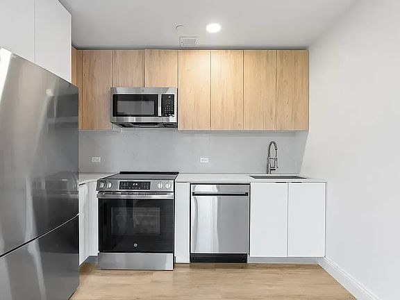 4th image of 300 W 136th St #Phd
