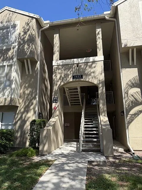 2 bed, 1.0 bath, 857 sqft, $2,095 — Photo 2