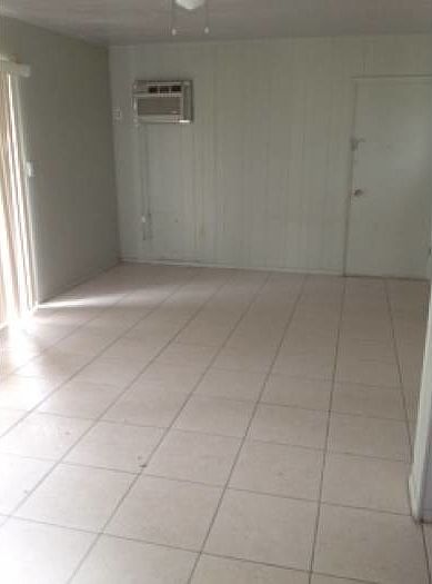 1st image of 1925 Oakley Ave APT B