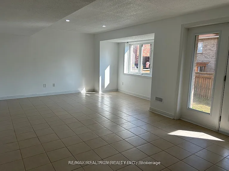 9 Keith Wright Cres — Photo 4