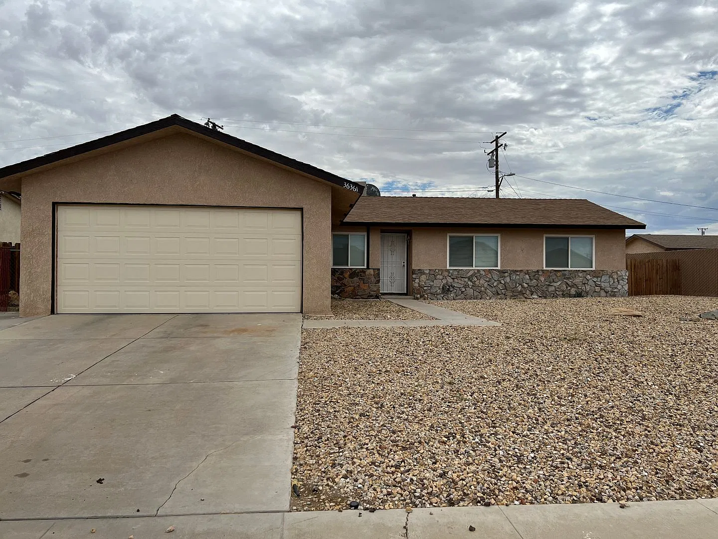 Beautiful 4 Bedroom 2 Bathroom House Located Near Drive In Theater — Photo 1