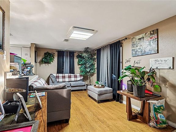 4th image of 607 E Illinois Ave