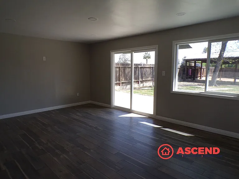 10421 Glenn St — Photo 2