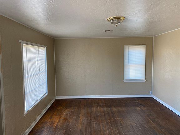 3rd image of 226 E Country Club Blvd