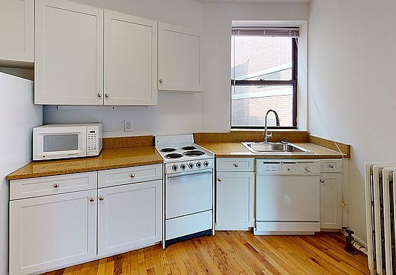 3rd image of 434 E 72nd St APT 3G