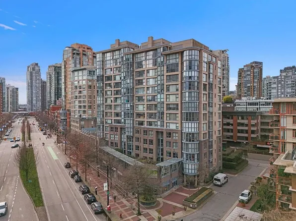 238 Alvin Narod Mews #404, Vancouver, BC V6B 5Z3