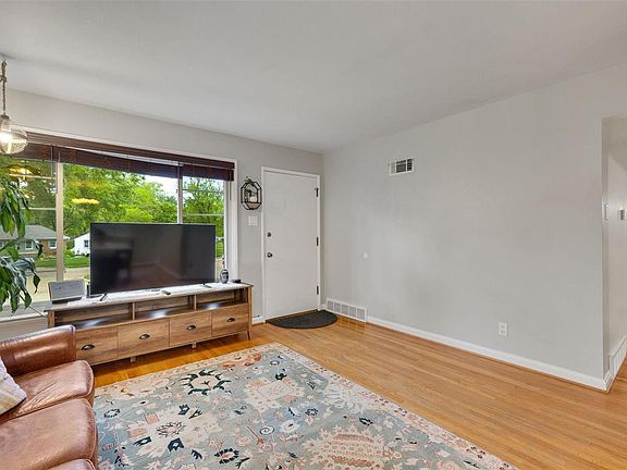 5th image of 407 Rollingwood Ln