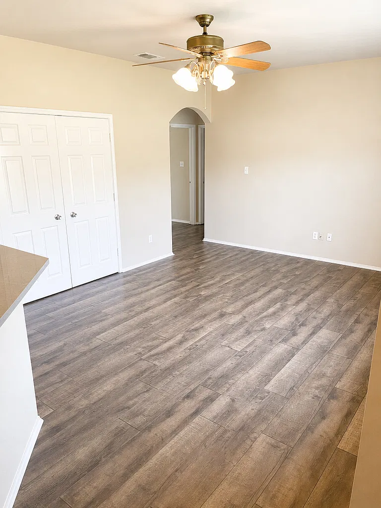 131 Lindas Creek Ln — Photo 2
