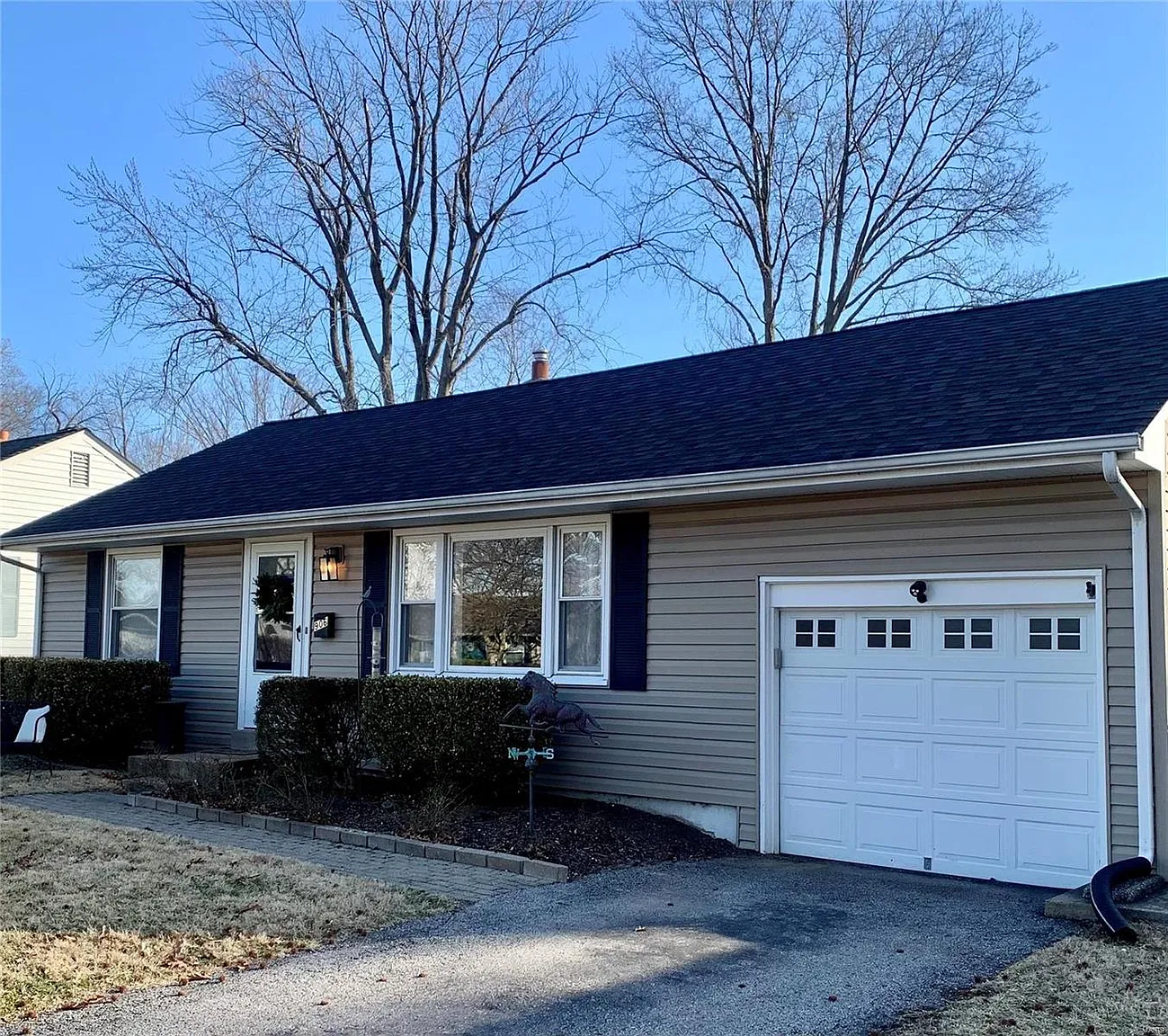 906 Poinsetta Ln photo 1