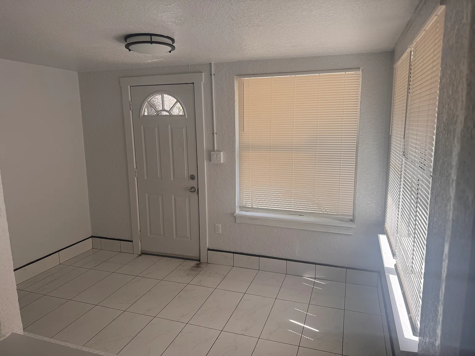 1713 E Chelsea St — Photo 2