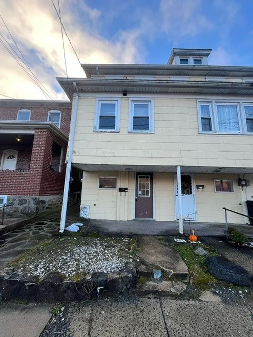 2 Bedroom 1 Bathroom — Photo 1