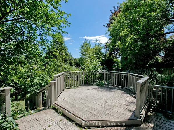17 Bramble Dr, Toronto, ON M3B 2E9