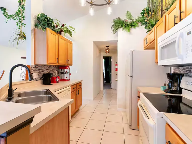 1095 Seasons Blvd — Photo 9
