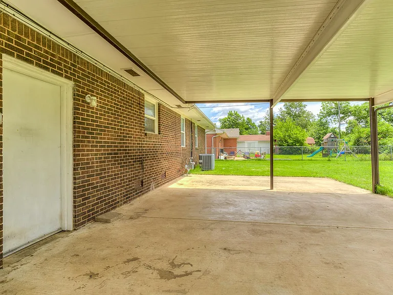 820 E Carroll Ln — Photo 19