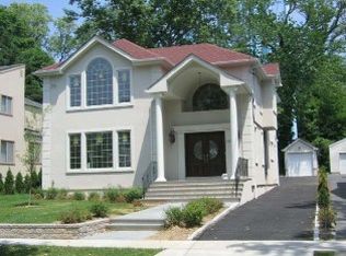 105 Hampshire Rd, Great Neck, NY 11023