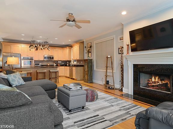 3rd image of 2055 W Belmont Ave #3