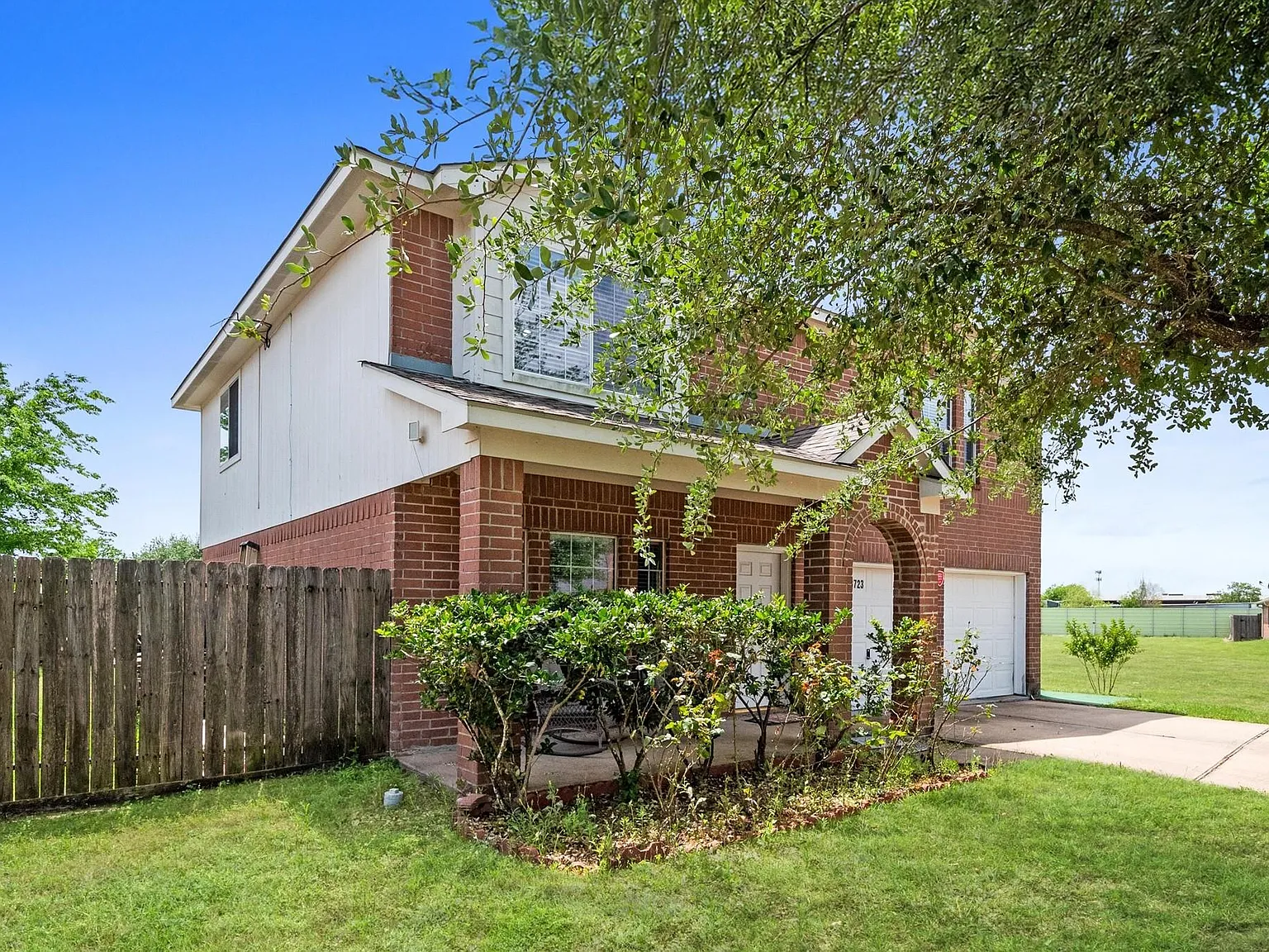 3 bed, 2.5 bath, 2080 sqft, $2,500 — Photo 3