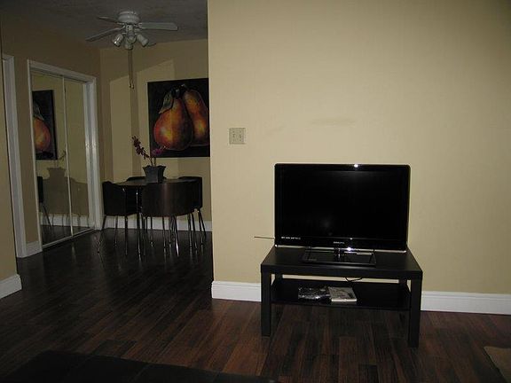 2nd image of 412 SE 9th St APT 1