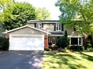 1136 N Derbyshire Dr, Arlington Heights, IL 60004