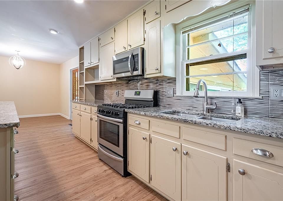 2nd image of 1545 Virginia Pl
