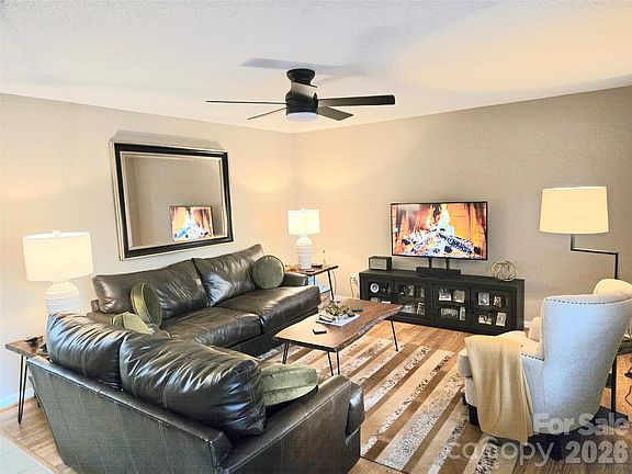 3rd image of 475 N Spring Ave