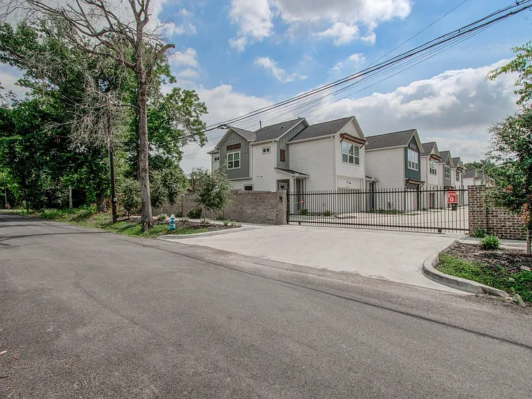 970 Highland Sound Ln — Photo 34