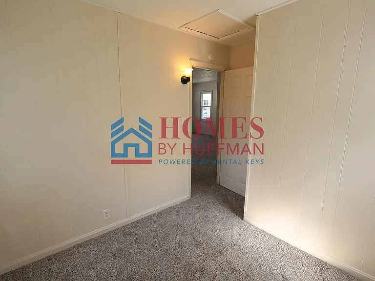 1413 E Illinois St — Photo 8
