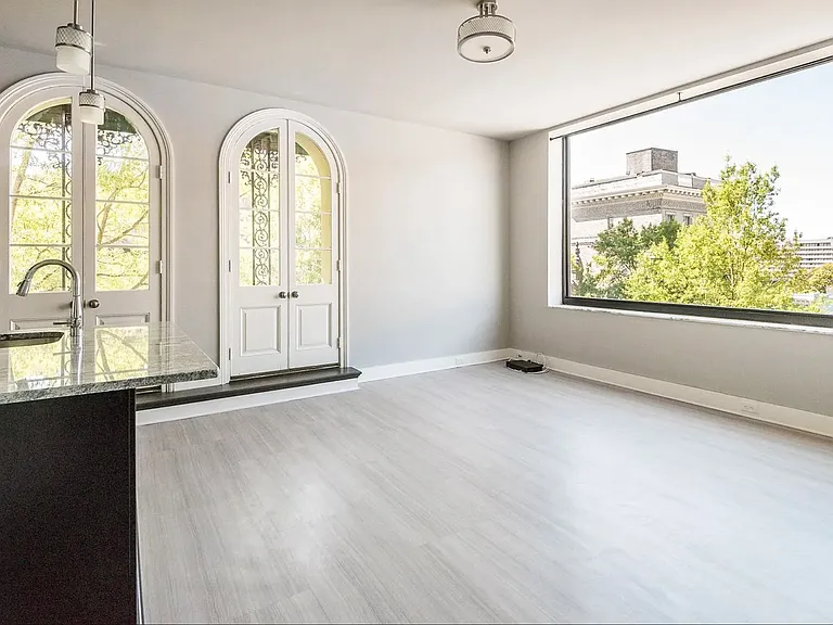 421 E Franklin St #3A — Photo 2