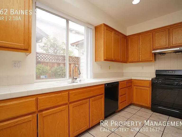 962 Baines St — Photo 10