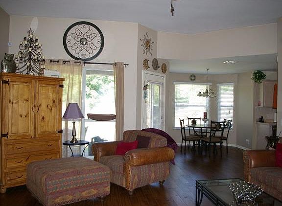 4th image of 211 N Kings Canyon Dr