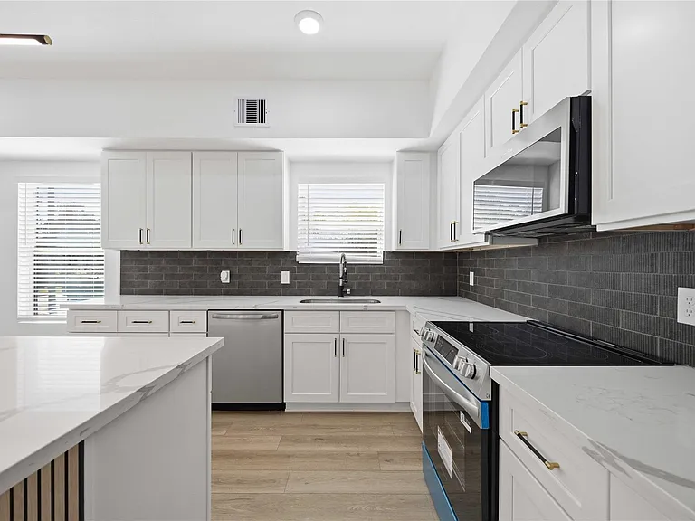 801 E 32nd 1/2 St #A — Photo 21