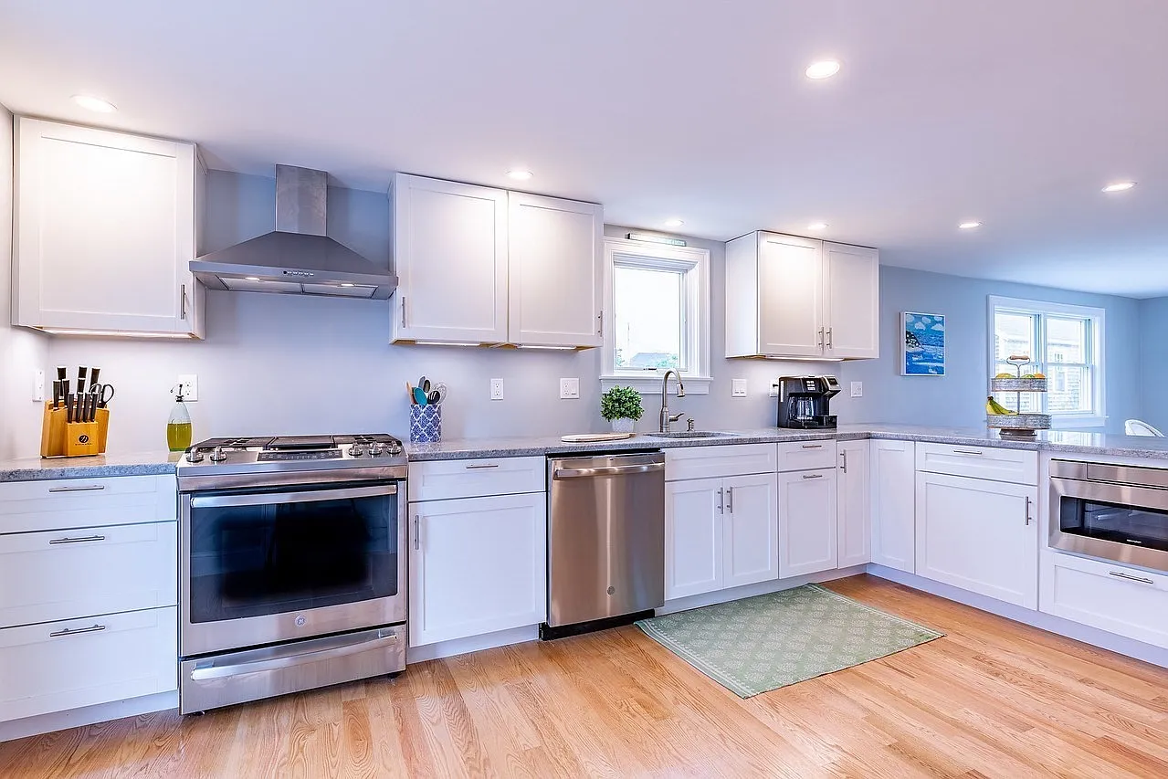 4 bed, 2.5 bath, 1600 sqft, $3,200 — Photo 3