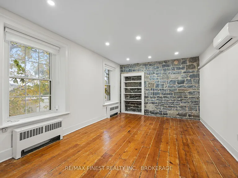 114 Yonge St — Photo 14