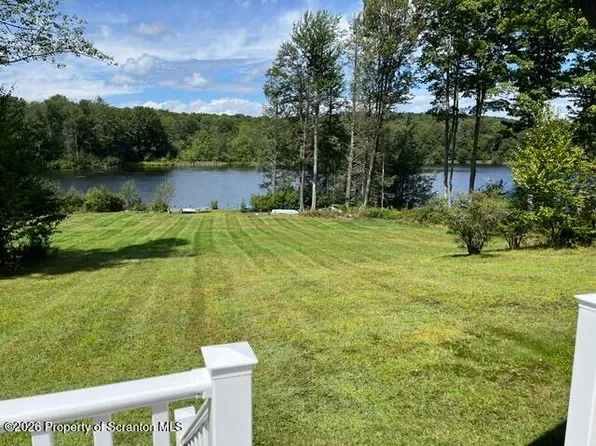 5 E Lake Rd, Moscow, PA 18444