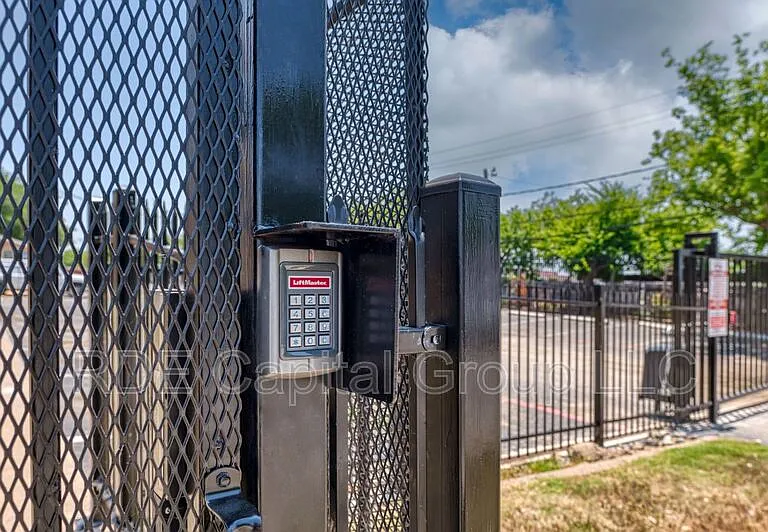 8045 W Elizabeth Ln #223 — Photo 6