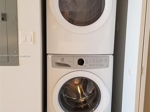 4th image of 16385 Biscayne Blvd #660