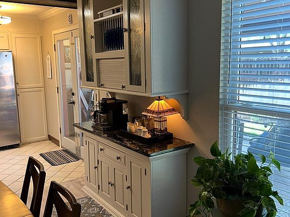 5th image of 1005 De Bremond Dr