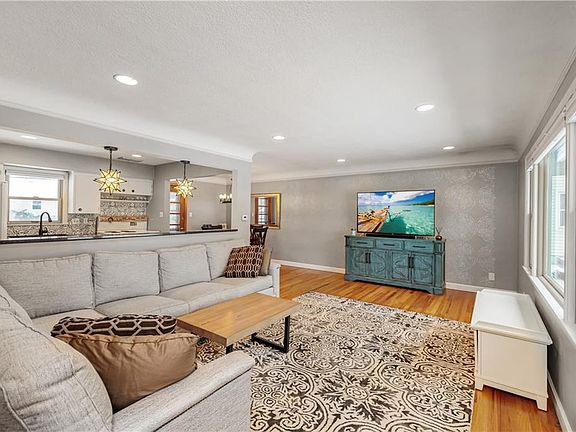 3rd image of 904 14th St