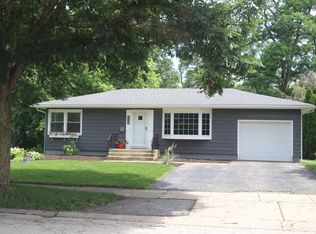 904 S 8th St, St Charles, IL 60174