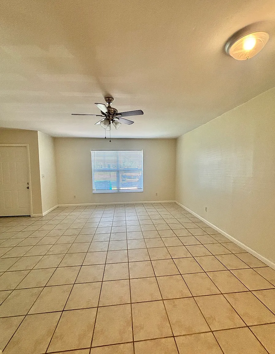 Available Now! Annual 3 Bed, 2 Bath Duplex With a 1 car garage! — Photo 3