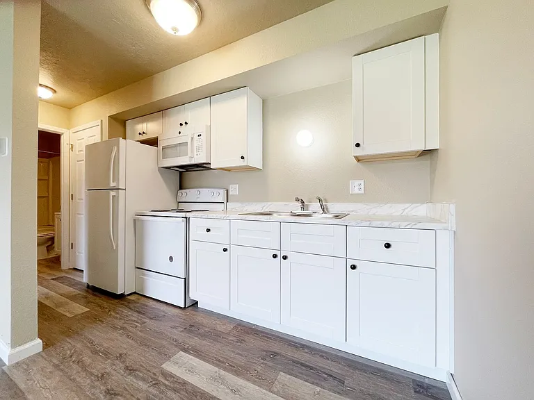Royal Suites Apartments on Minot's North Hill — Photo 17