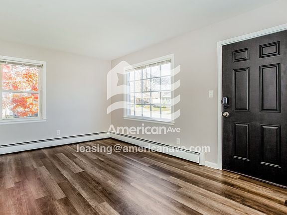 834679_003_wm_-_living_room_13338097.jpg