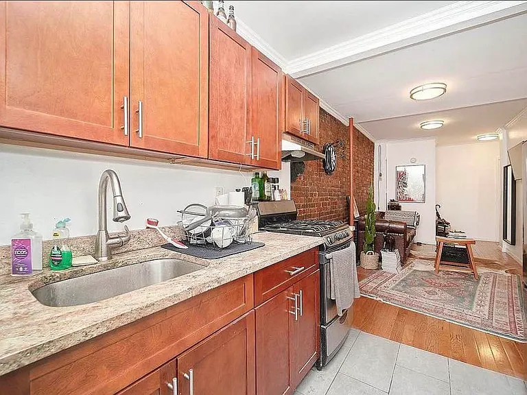 621 W 51st St #4E — Photo 11