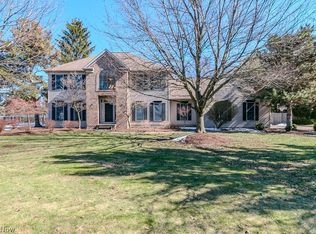 5596 Turnberry Ln, Highland Heights, OH 44143